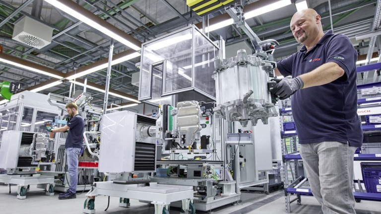 Elektrischer Motor und Inverter bilden die neue Antriebseinheit von Bosch