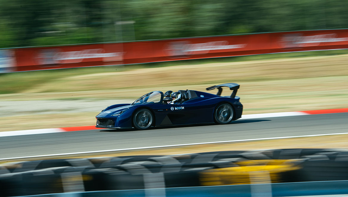 Full performance on the racetrack: the Dallara Stradale featuring tailor-made hardware and software from Bosch