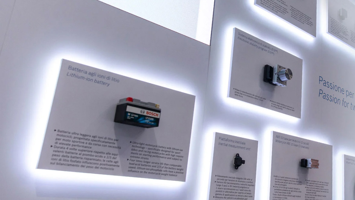 Wandinstallation von vielen verschiedenen Bauteile von Bosch die auf beleuchteten Flächen befestigt sind